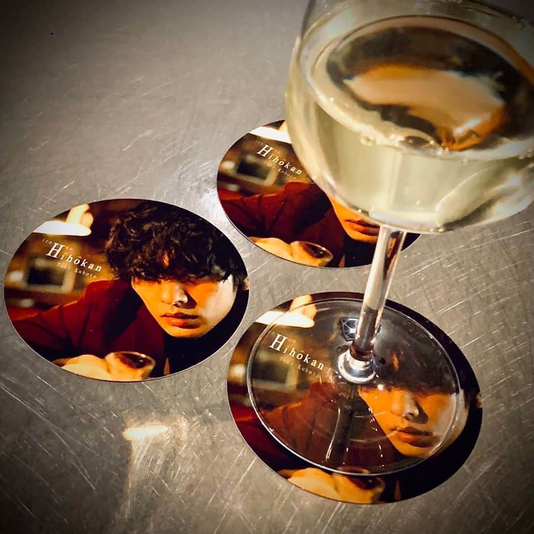 久保田悠来のインスタグラム 2022年07月投稿画像「写真展『Hihôkan』開幕。 やっとコースターになれた。 #久保田悠来 #松田忠雄 @matsuda_tadao #人間レストラン @ningenrestaurant」'