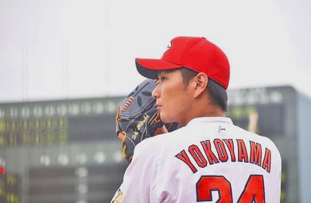横山弘樹のインスタグラム 2022年08月投稿画像「来季から読売ジャイアンツで打撃投手を務めさせて頂くことを昨日正式に契約して頂きました。  僕自身振り返ると一年目に無理をして故障をしてしまい、 ニ、三軍スタッフやトレーナーさんに本当に沢山面倒をかけました。  毎日毎日親身になって向き合ってくれたあの方々がいてくれたから乗り越えることができたし、もう一度思いっきりプレーすることができました。  当時はいっぱいいっぱいでしたがすごく裏方さんに救われていたんだなと今になり強く感じています。 悔いがあるとするなら一軍でもうひと花咲かせるところをファンはもちろんですが、そのトレーナーさんに見せれなかったことです。  その怪我以降、カープの一軍で投げることは叶いませんでしたが、トレーナーさんや支えてくれた方々のおかげで、今こうしてもう一度『投げる』という仕事に就くことが出来ました。  今度は僕が誰かの支えになれるよう精一杯頑張ります。  新天地でかなり緊張もありますし不安もありますが、  沢山勉強してジャイアンツの優勝に少しでも貢献できるよう陰ながら尽力に努めたいと思います。  改めてカープファンの皆さん、四年間ありがとうございました。 これからもお互いの球場で会えることを楽しみにしています。  そしてジャイアンツ関係者並びにファンの皆さん。 どうか宜しくお願い致します。」'