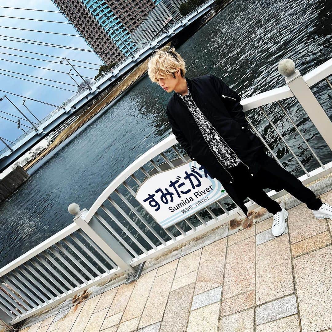 白井眞輝のインスタグラム 2022年08月投稿画像「はーるのーうらーらーのー。  あったかいですね今日。 ファンクラブの撮影中です。  #隅田川 #alexandros」'