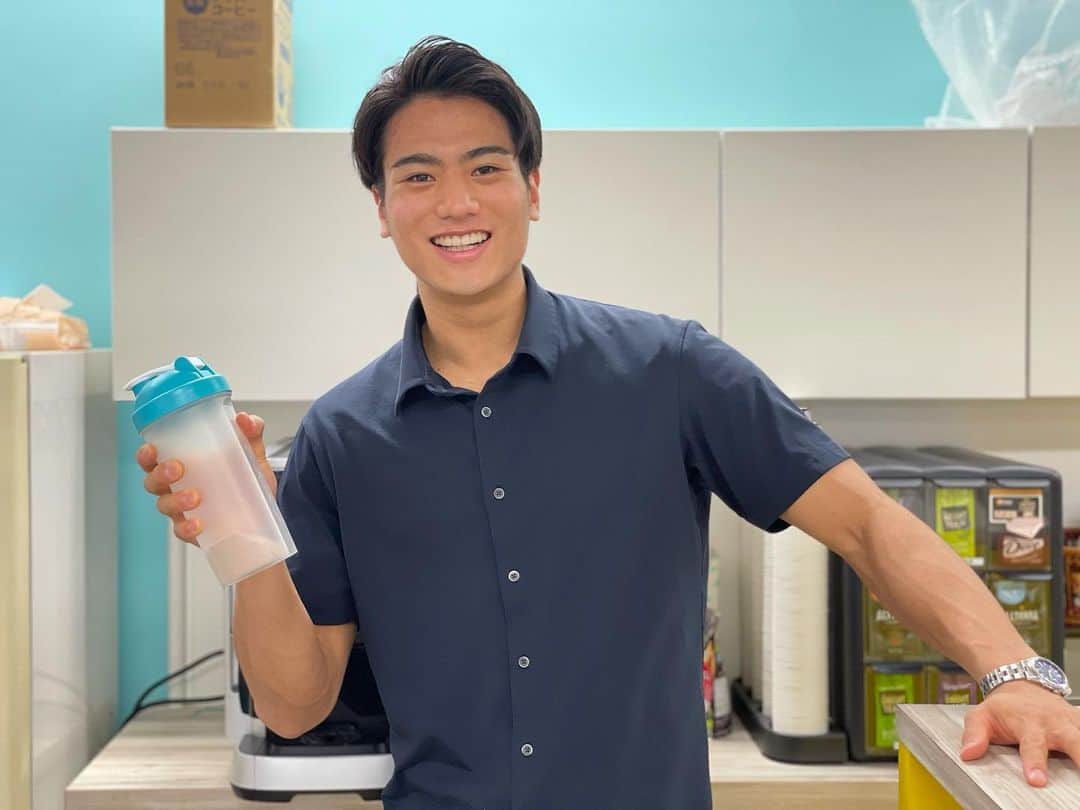 山本賢太のインスタグラム 2022年08月投稿画像「こんにちは！ フジテレビ新人アナウンサーの山本賢太です！ この度Instagramを始めました。 ヤマケンと呼んでいただけますと嬉しいです😂 何事も全力で一生懸命元気いっぱい頑張ります！💪 よろしくお願いします！！  #フジテレビ #フジテレビアナウンサー #主食はオートミール #山本賢太」'